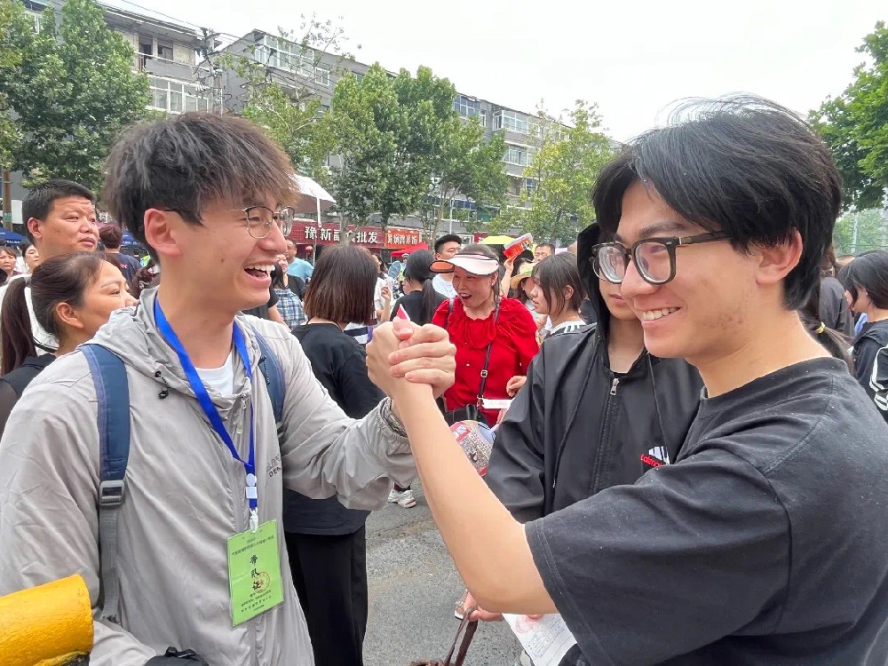 首日考试结束！河南高考场外发生的一幕幕……