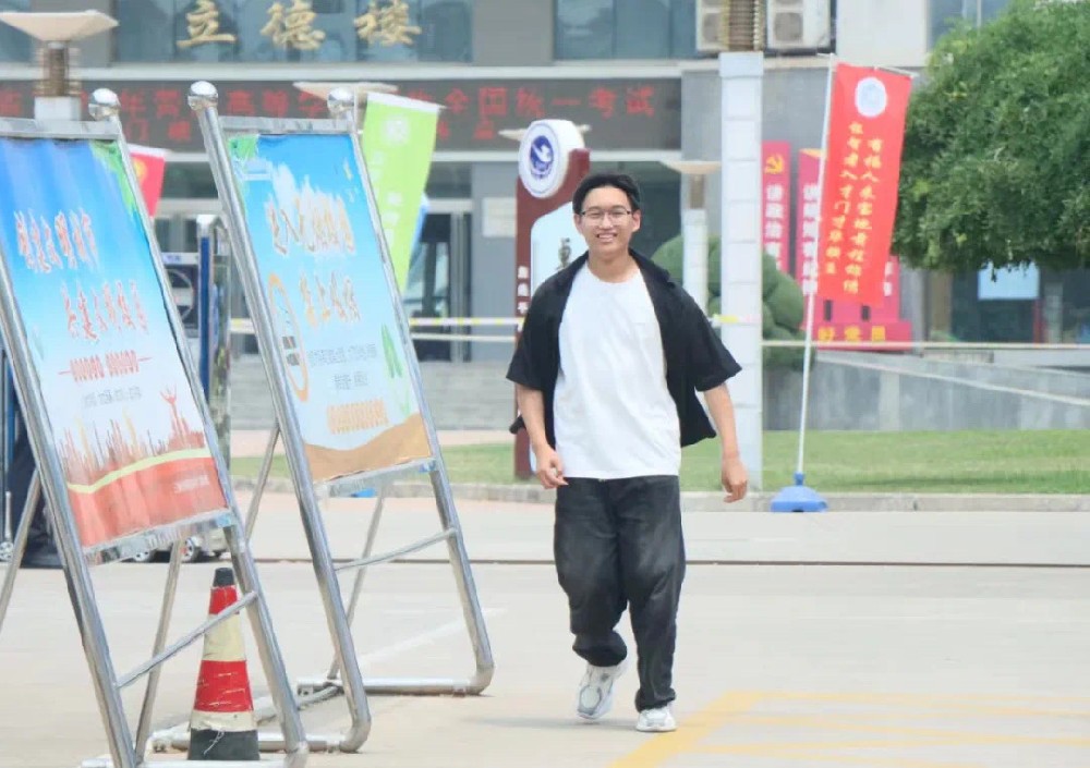 长风破浪会有时，____________